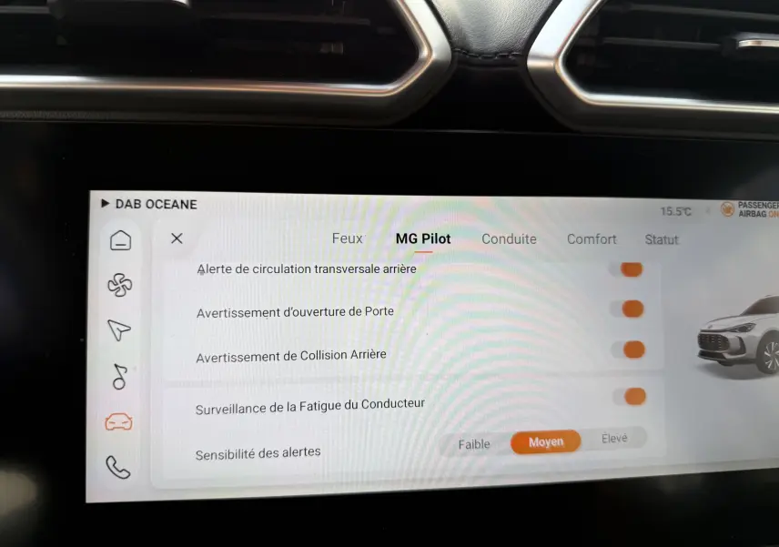 Écran tactile intérieur du MG Motor ZS Hybrid 197 2026, affichant les réglages d’alerte MG Pilot en mode moyen.