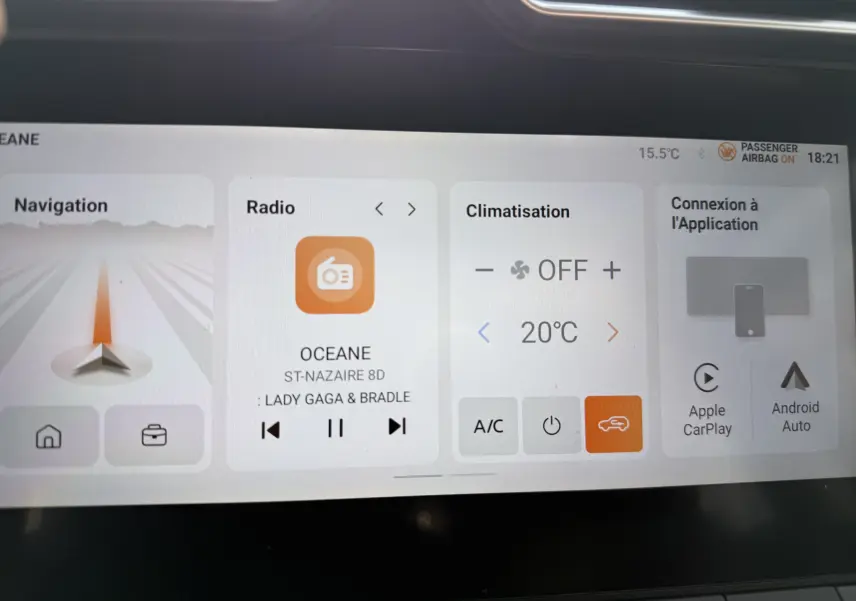 Écran tactile intérieur du MG MOTOR ZS Hybrid 197 Standard 2026, affichant navigation, radio et climatisation.