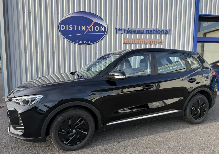 Vue latérale côté gauche d'un MG MOTOR ZS Hybrid 197 Standard noir 2026 avec jantes noires et carrosserie brillante.