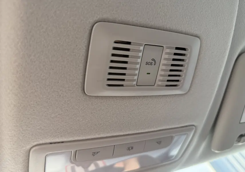 Détail du plafonnier intérieur avec bouton SOS et commandes d’éclairage du MG Motor ZS Hybrid 197 noir 2026.
