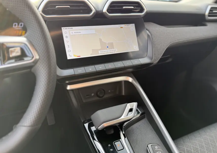 Vue intérieure du tableau de bord et levier de vitesses automatique du MG Motor ZS Hybrid 197 noir, avec écran tactile et commandes.