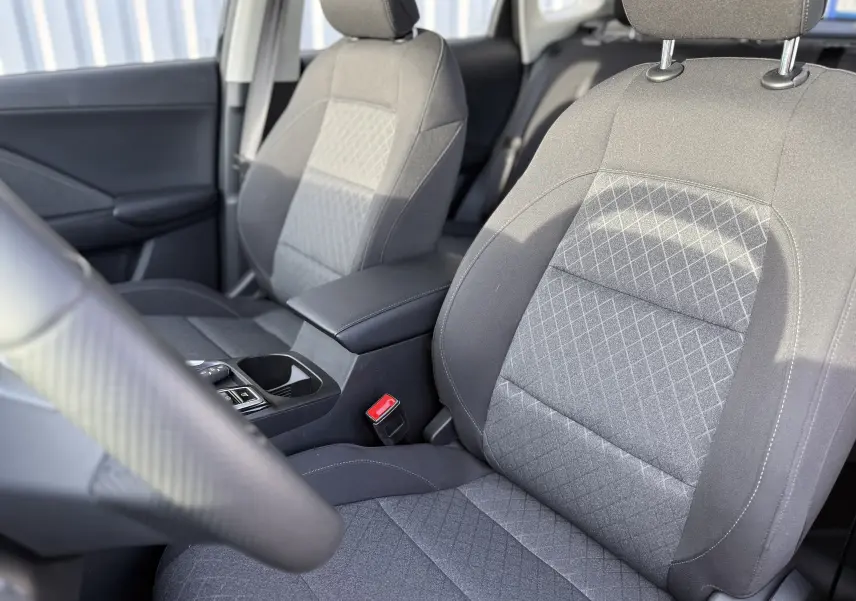 Vue intérieure rapprochée des sièges avant gris à motifs du MG Motor ZS Hybrid 197 Standart 2026 noir.