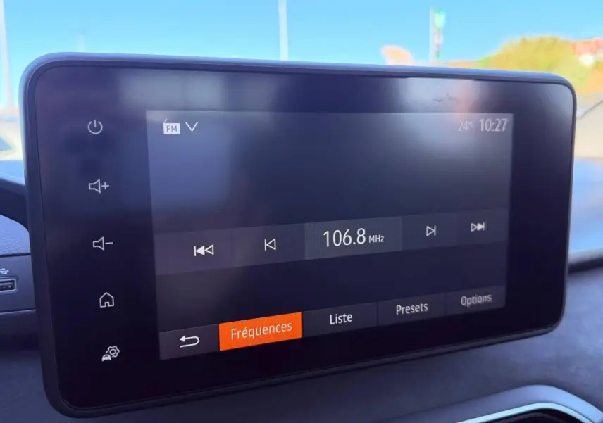 Écran tactile central de la Dacia Sandero 2025 affichant la radio FM à 106,8 MHz en intérieur véhicule.