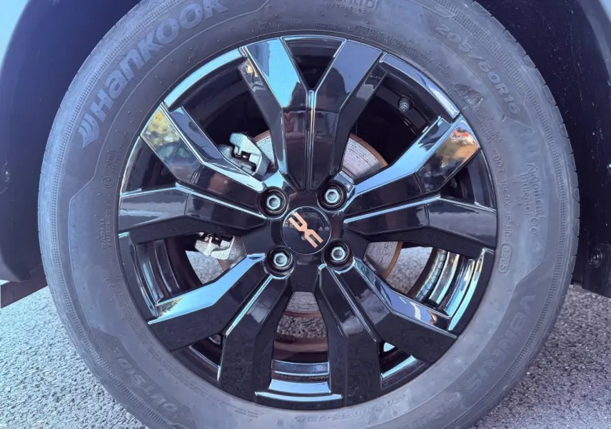 Gros plan sur la jante noire brillante de la Dacia Sandero Stepway 2025, pneu Hankook visible.