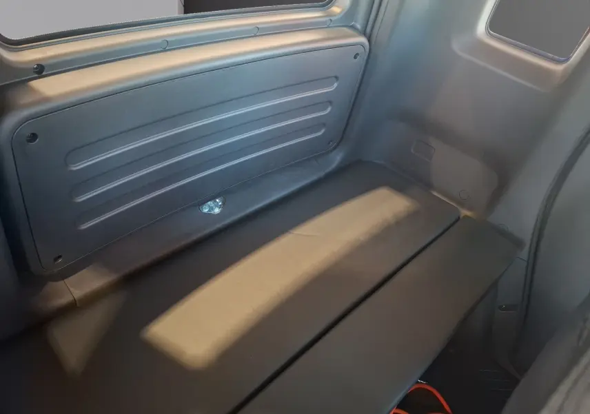 Banquette arrière grise vue de l'intérieur côté droit du SIMPLICI S1 gris perle avec toit noir.