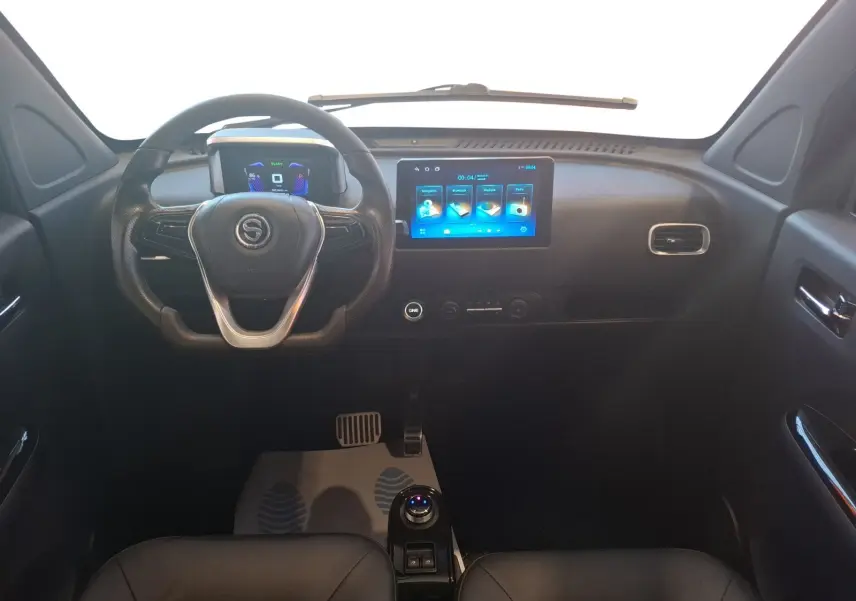 Intérieur de la SIMPLICI S1 2025 vue de face, tableau de bord noir avec écran tactile et volant multifonction.