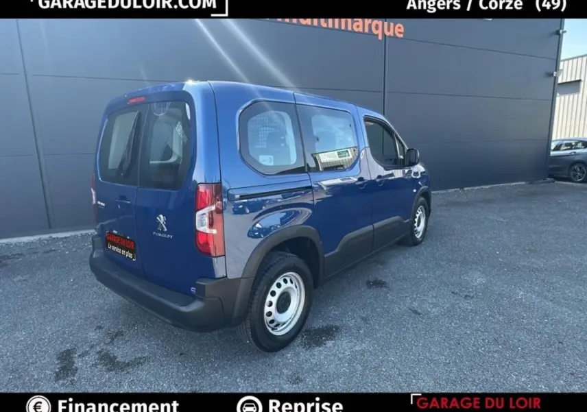 Vue 3/4 arrière droite d'un Peugeot Rifter bleu 2024 avec porte latérale coulissante et jantes acier simples.