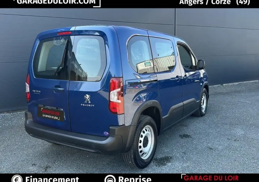 Vue 3/4 arrière droite d’un Peugeot Rifter bleu 2024 avec portes latérales vitrées et jantes acier simples.