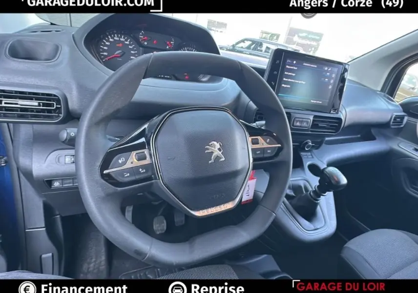 Vue intérieure du volant Peugeot Rifter 1.5 BlueHDi 100 M Allure 2024 avec tableau de bord et écran tactile.