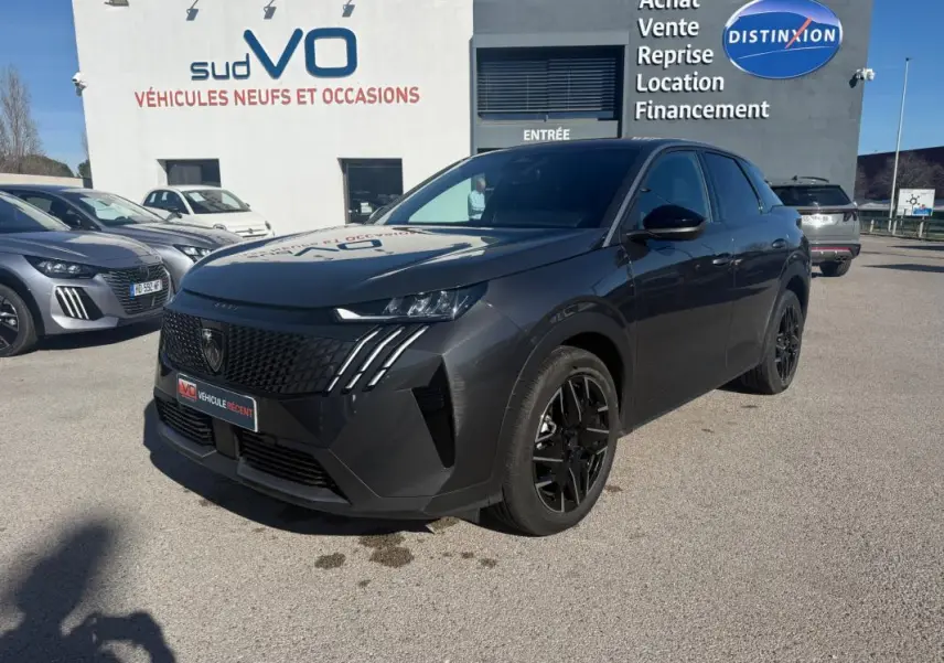 Peugeot 3008 Hybrid gris en 3/4 avant droit, avec jantes alliage noires et calandre distinctive en concession.