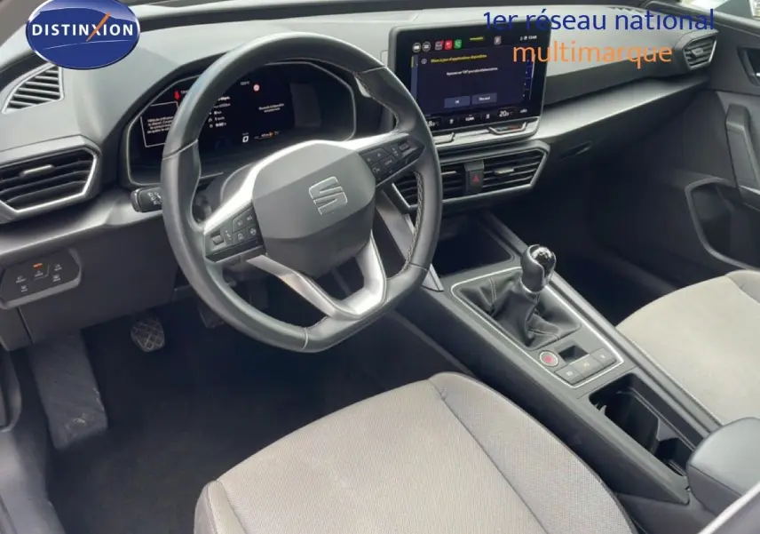 Vue intérieure côté conducteur du SEAT LEON 2.0 TDI 115CH STYLE XL 2025, volant cuir, tableau de bord numérique et levier manuel.