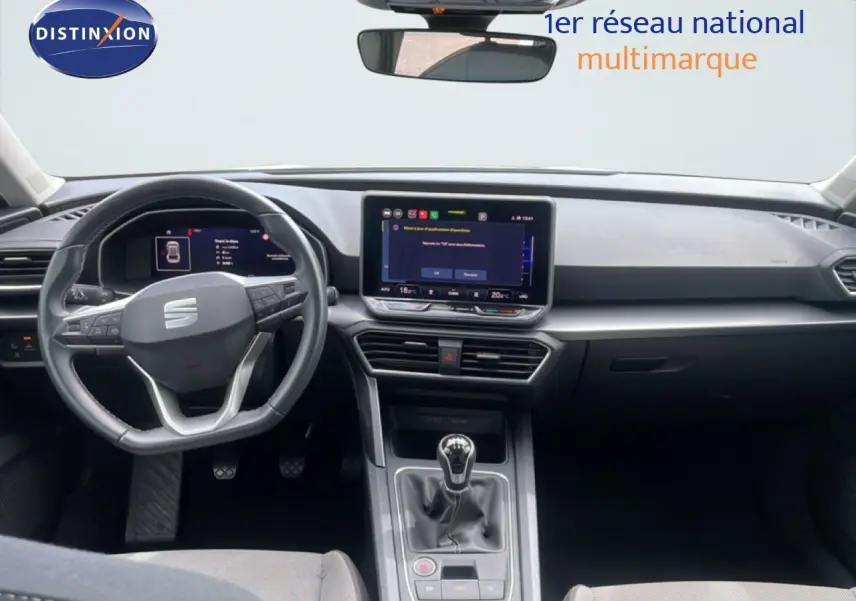 Vue intérieure avant du tableau de bord et volant de la SEAT LEON 2.0 TDI blanche avec boîte manuelle et écran tactile central.