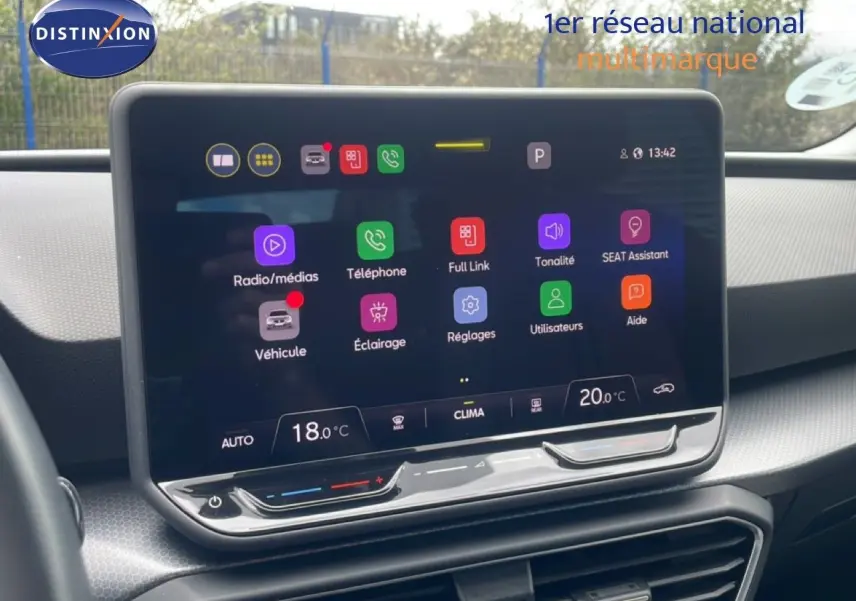 Écran tactile central du tableau de bord de la SEAT LEON 2.0 TDI 115CH STYLE XL avec interface multimédia colorée.