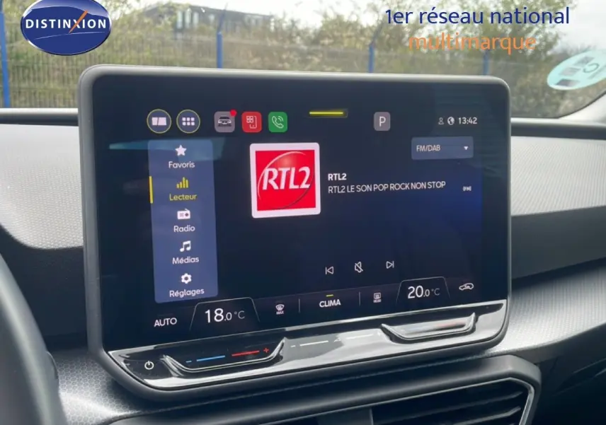 Vue intérieure centrée sur l’écran tactile du tableau de bord d’une SEAT LEON 2.0 TDI blanc neige métal.