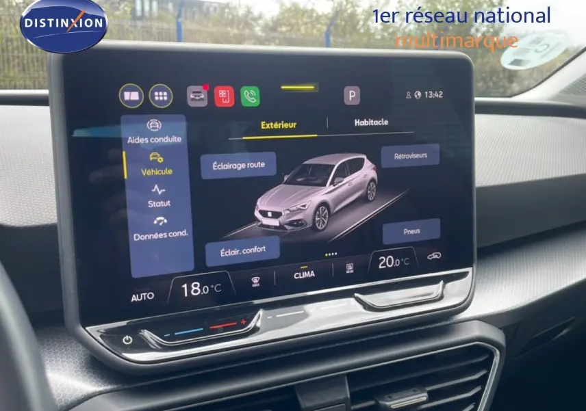 Écran tactile intérieur affichant les réglages du véhicule SEAT Leon 2025 en vue frontale, avec interface moderne.