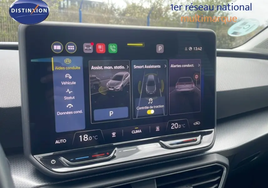 Écran tactile central du tableau de bord d'une SEAT LEON 2.0 TDI 115CH STYLE XL, affichant les aides à la conduite.