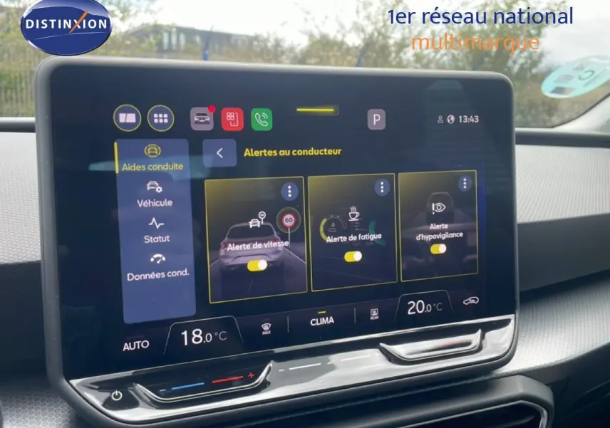 Vue intérieure centrée sur l’écran tactile du tableau de bord de la SEAT LEON 2.0 TDI 115CH STYLE XL, affichant les alertes au conducteur.