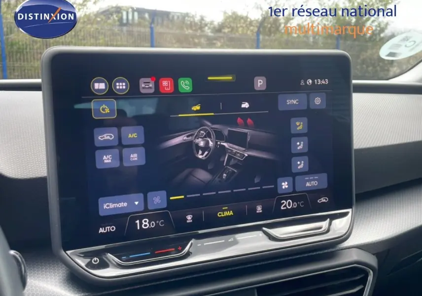 Écran tactile central de la SEAT LEON 2025 affichant les réglages de climatisation et l’intérieur en vue 3/4 avant.