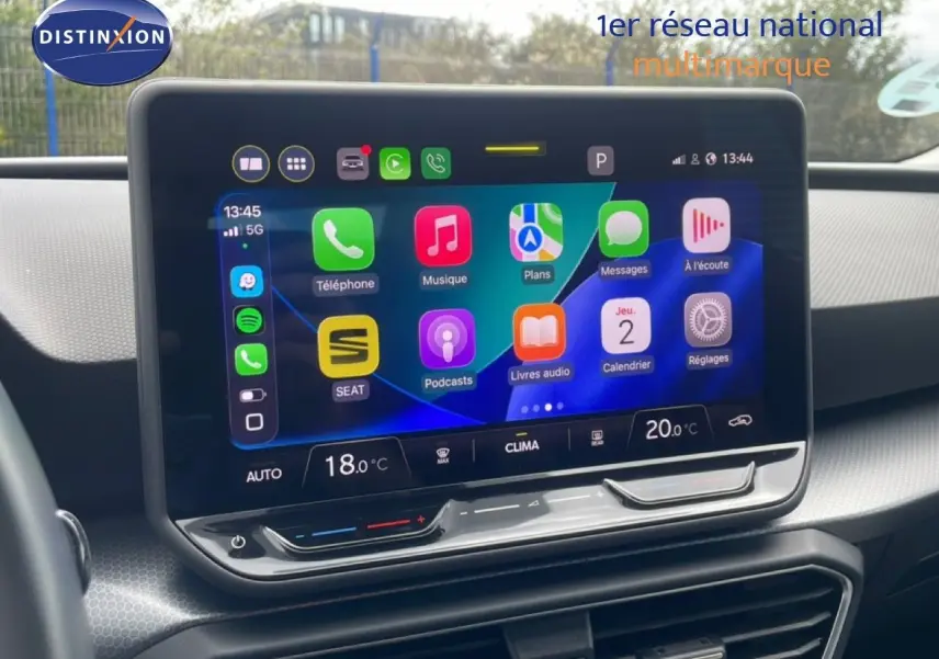Écran tactile central affichant interface multimédia colorée dans l’habitacle d’une SEAT LEON 2.0 TDI 115CH STYLE XL.