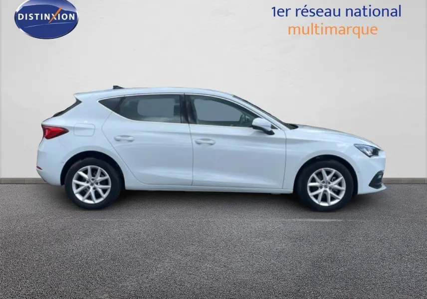 Vue de profil côté gauche d'une SEAT Leon 2025 blanche neige métal avec jantes alliage et lignes épurées.