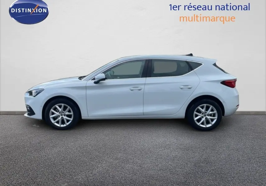 Profil côté gauche d'une SEAT LEON 2025 blanche neige métal, avec jantes alliage et lignes dynamiques épurées.