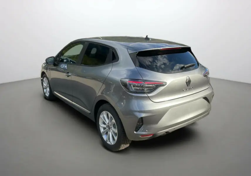 Renault Clio gris schiste en 3/4 arrière droit, vitres surteintées et jantes alu 16 pouces pack look.