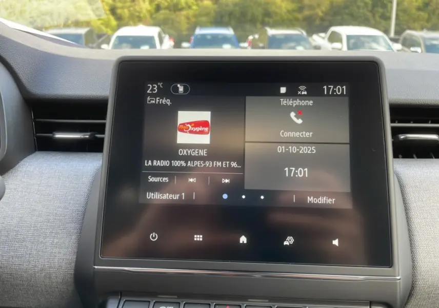 Écran tactile Easy Link 7 pouces de Renault Clio gris schiste, affichant radio et connexion téléphone, vue intérieure frontale.