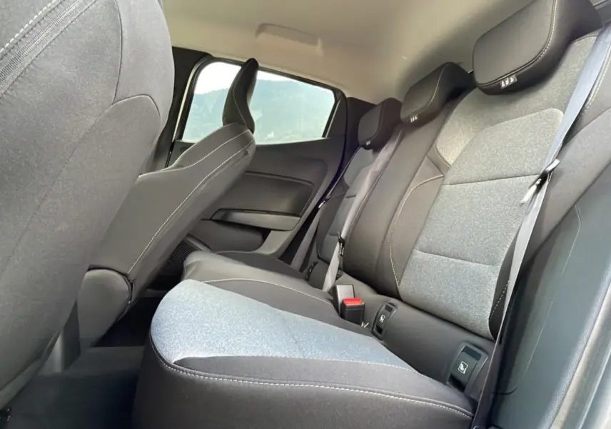 Vue intérieure côté droit sur la banquette arrière grise et noire de la Renault Clio 2025 finition Evolution PK Look.