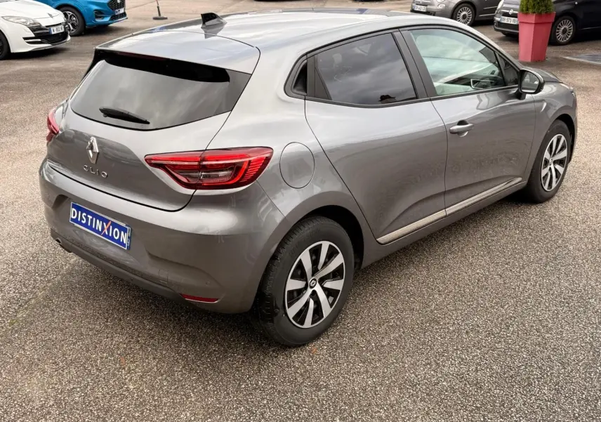 Intérieur avant de la Renault Clio V gris schiste, sièges tissu bi-matière avec motifs géométriques et levier de vitesse manuel.