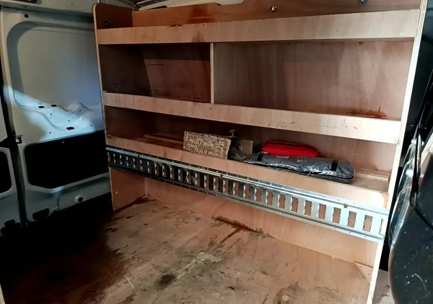 Vue intérieure arrière droite du Renault Express blanc 2021 avec aménagements en bois pour rangement et chargement.