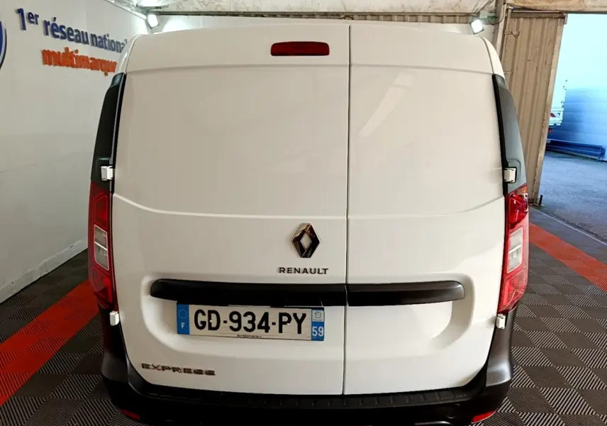 Vue arrière d’un Renault Express blanc 2021 avec portes battantes et logo Renault visible au centre.