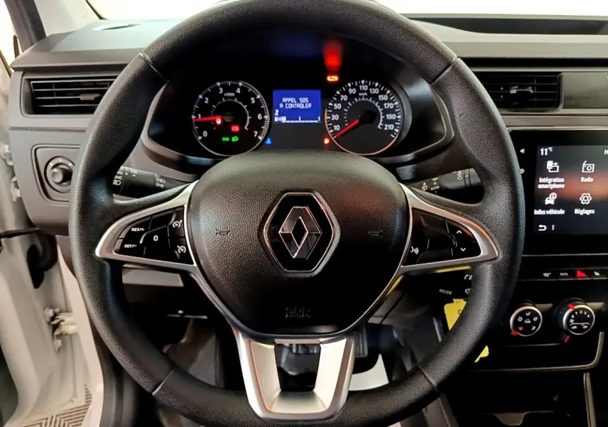 Vue rapprochée du volant noir de la Renault Express 2021 avec tableau de bord et écran tactile visible à droite.