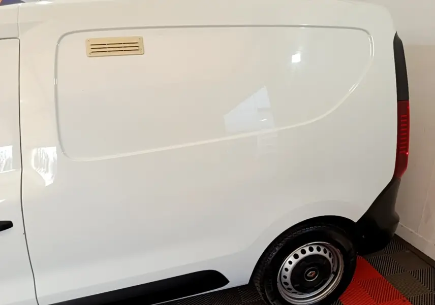 Vue latérale droite d’un Renault Express blanc 2021 avec cloison pleine et jante acier noire.