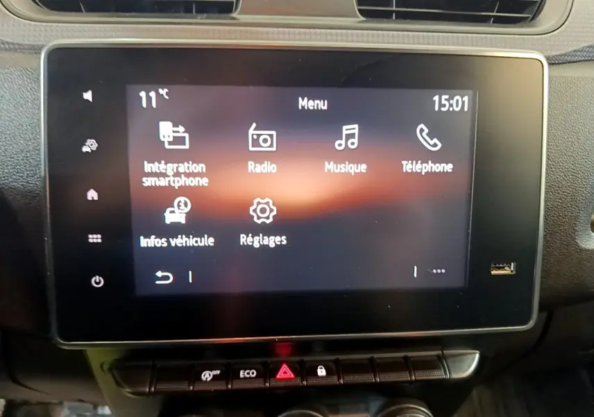 Écran tactile central du Renault Express 2021 affichant le menu multimédia avec intégration smartphone et réglages.