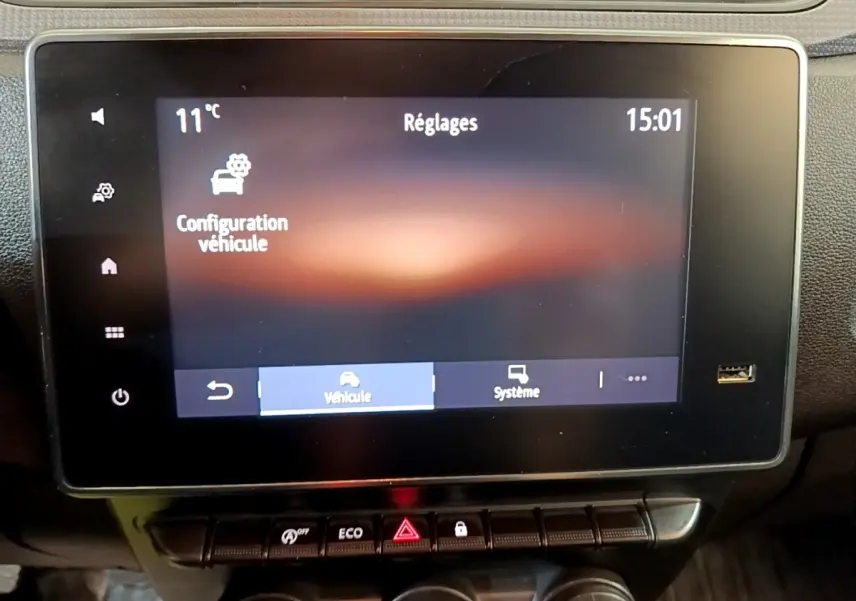 Écran tactile central du tableau de bord du Renault Express blanc, affichant le menu de configuration véhicule.