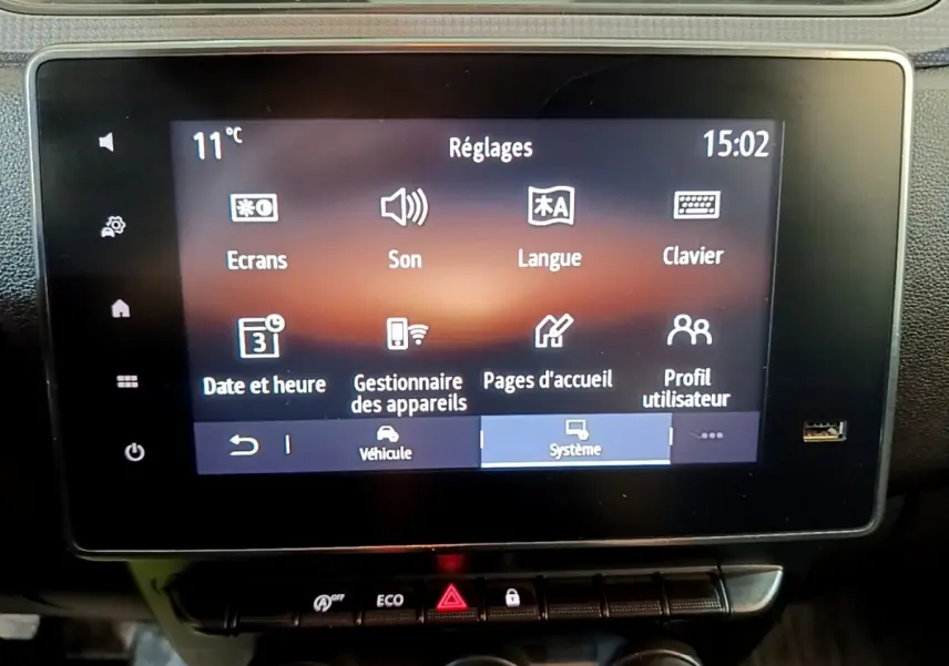 Écran tactile central du tableau de bord Renault Express blanc, affichant le menu Réglages à 15h02.