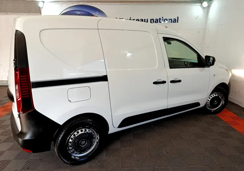 Renault Express blanc en vue profil droit, fourgon utilitaire avec portes latérales pleines et jantes acier noires.