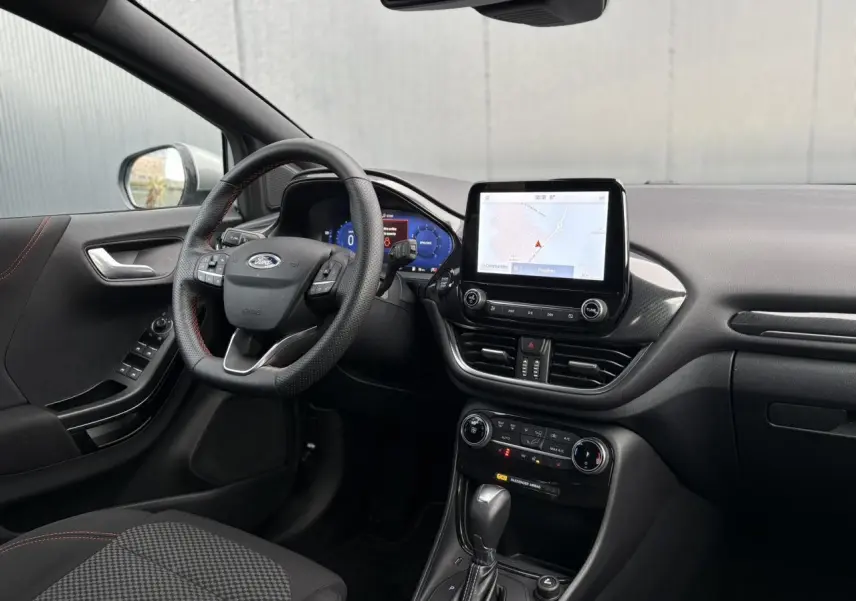 Vue intérieure côté conducteur du Ford Puma 2023 avec tableau de bord numérique et écran tactile GPS.