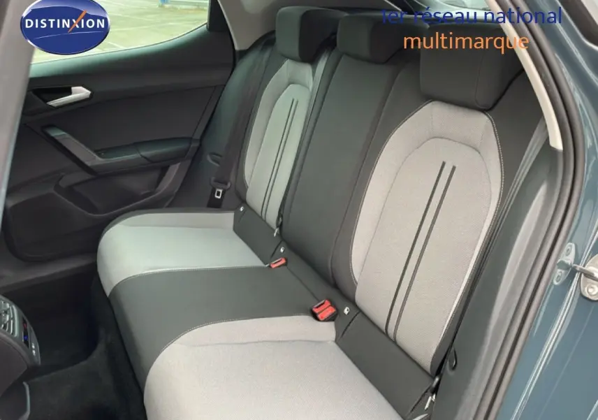 Vue côté droit des sièges arrière en tissu gris et noir du SEAT LEON 2.0 TDI 115CH STYLE XL bleu Fjord, porte ouverte.