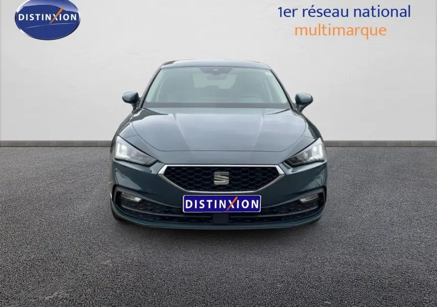 Vue avant d'une SEAT LEON 2.0 TDI 115CH STYLE XL en bleu fjord, avec calandre hexagonale et phares LED allumés.