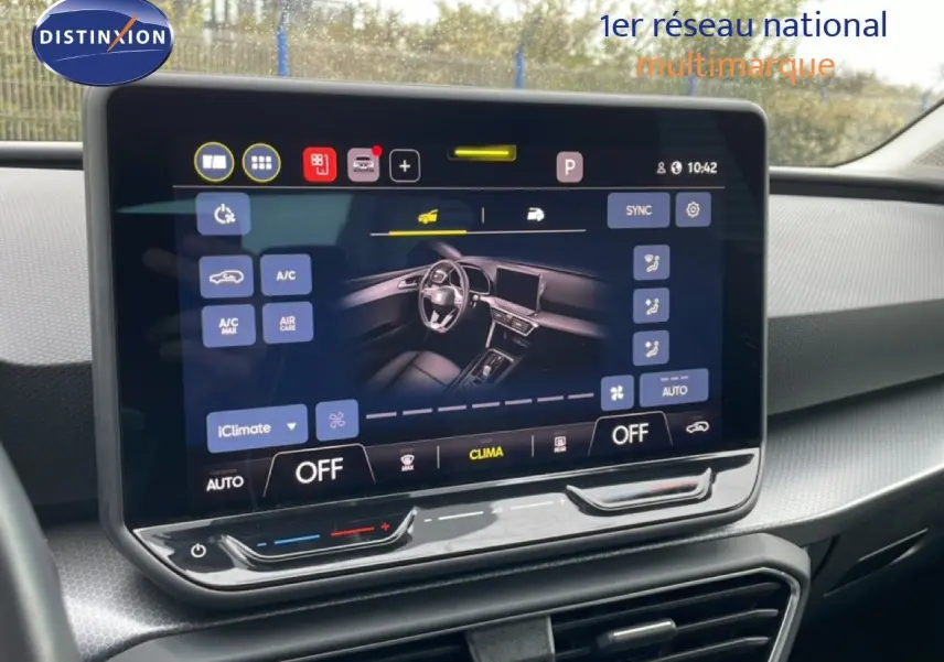 Écran tactile central affichant les commandes de climatisation dans l'habitacle moderne d'une SEAT LEON 2025.