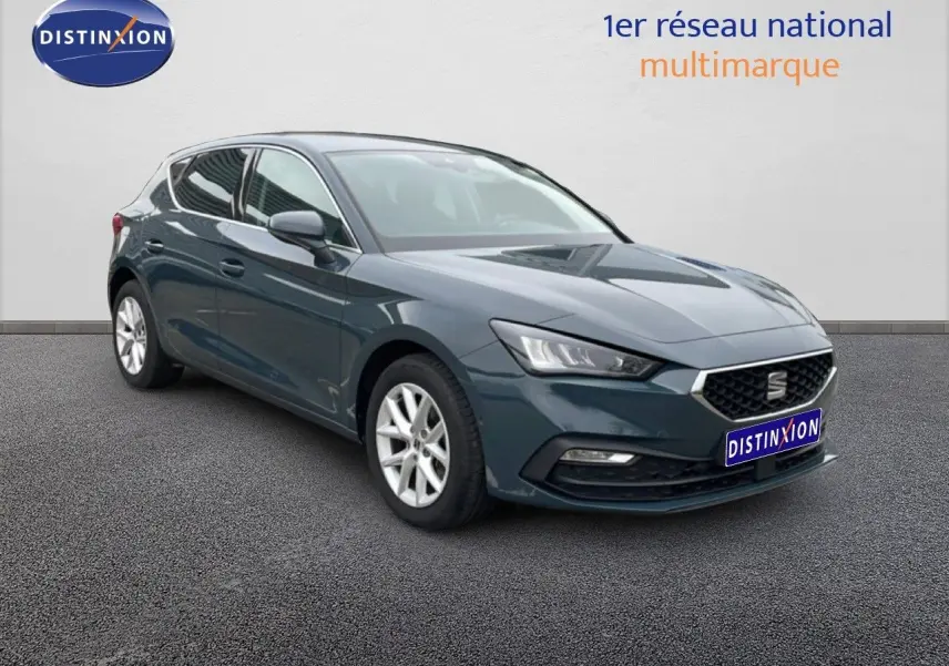 SEAT Leon 2.0 TDI bleu Fjord vue 3/4 avant droit, avec calandre hexagonale et jantes argentées.