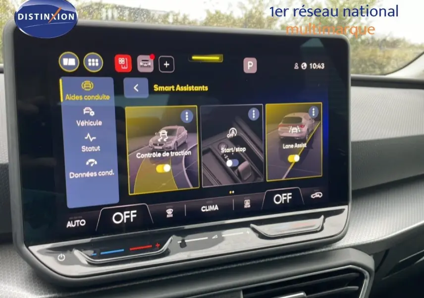 Écran tactile central du tableau de bord du SEAT Leon 2025, affichant les assistants de conduite et la climatisation.