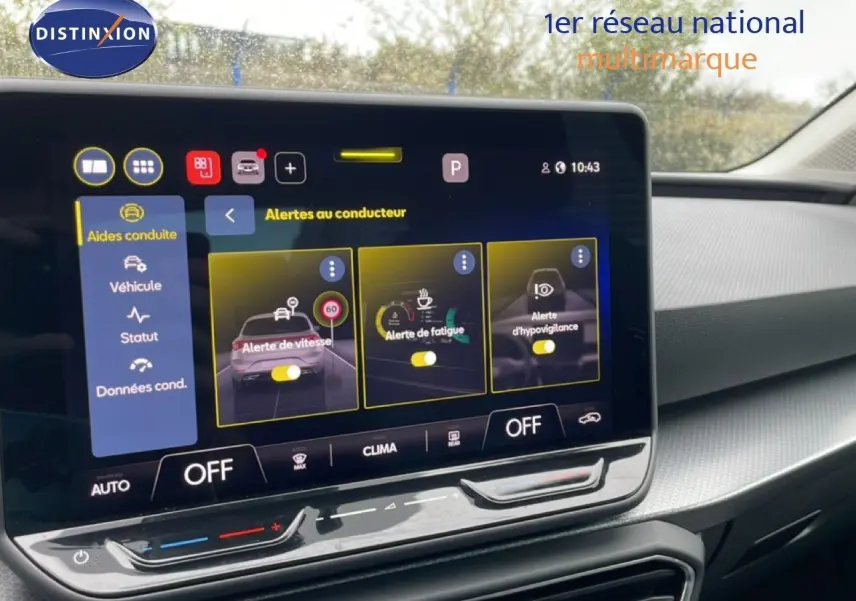 Écran tactile central intérieur du SEAT Leon 2025 bleu Fjord, affichant les alertes au conducteur.