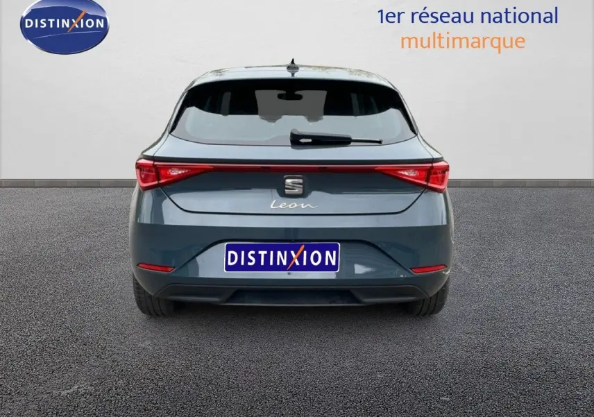 Vue arrière d'une SEAT Leon 2.0 TDI bleu fjord, mettant en valeur ses feux LED étirés et son design compact.