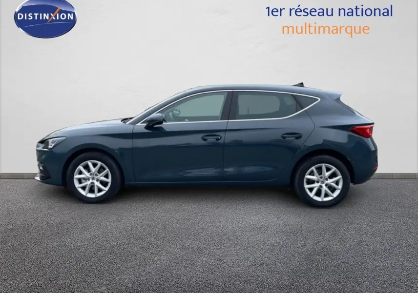 Vue latérale droite d'une SEAT LEON 2.0 TDI 115CH STYLE XL bleu fjord, avec jantes alliage et lignes épurées.
