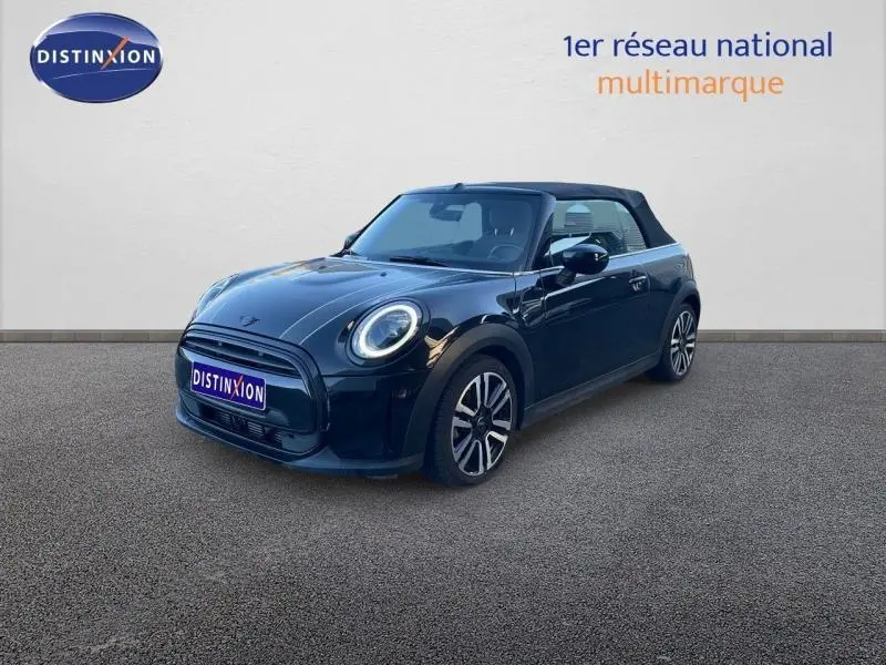 MINI Cabriolet Cooper 2023 noir Midnight Black II vue 3/4 avant avec capote souple fermée et jantes alu distinctives.