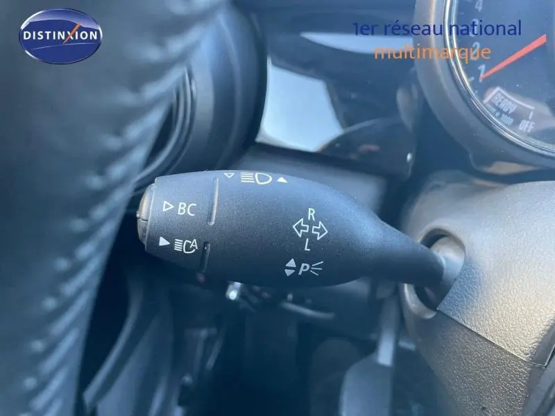 Gros plan sur la manette de clignotant noire à gauche du volant dans l’habitacle d’une MINI Cabriolet Midnight Black II.
