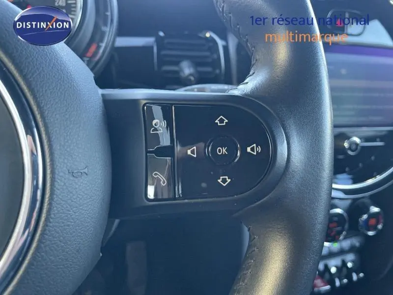 Gros plan sur les commandes multifonctions à droite du volant cuir noir d'une MINI Cabriolet Midnight Black II, intérieur moderne.