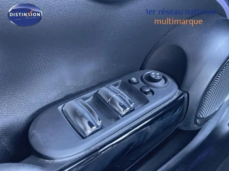 Gros plan sur les commandes de lève-vitres et rétroviseurs côté gauche d’une MINI Cabriolet Midnight Black II.